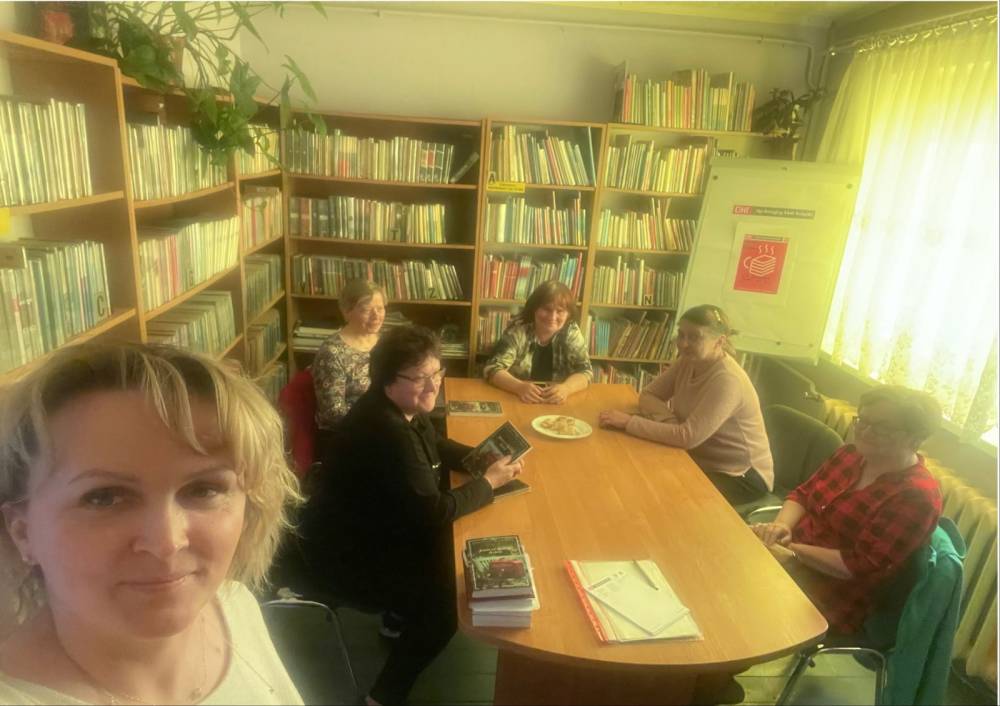 Zdjęcie przedstawia uczestniczki DKK podczas spotkania w bibliotece