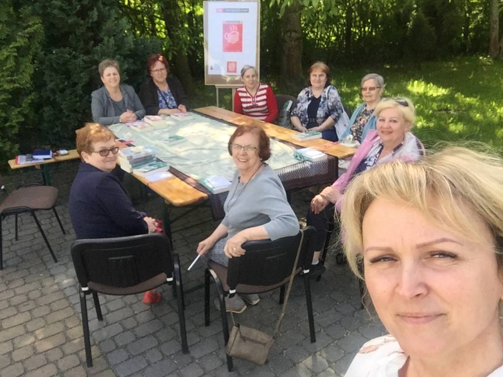 Zdjęcie przedstawiające uczestników Dyskusyjnego Klubu Książki podczas spotkania, które odbyło się 31 maja 2021r.