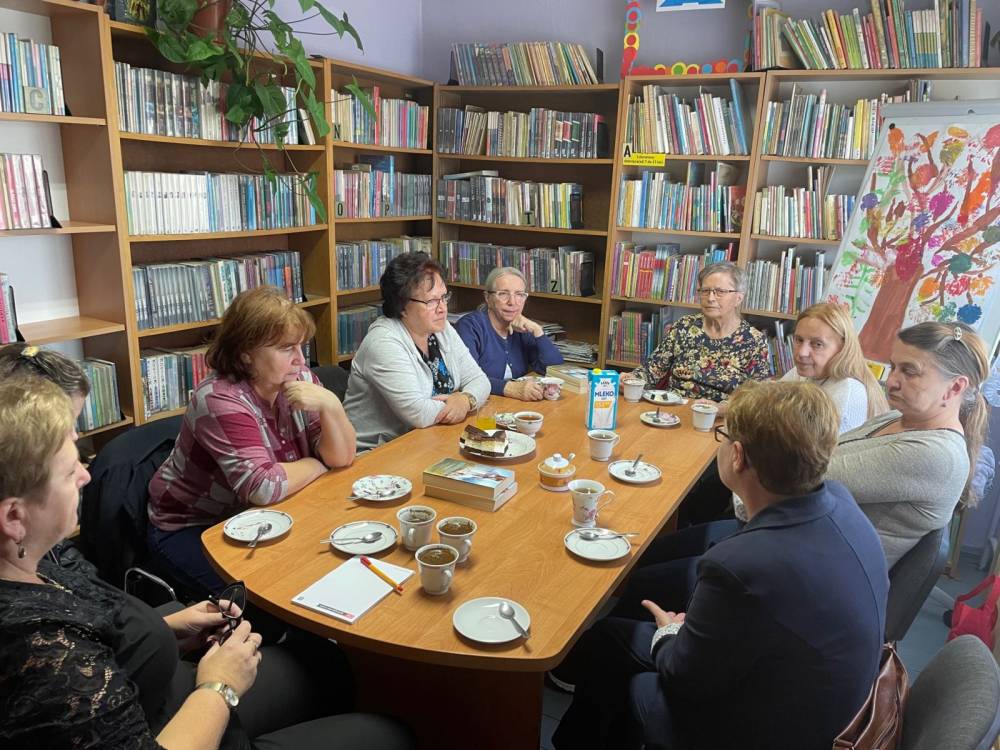 Zdjęcie przedstawia uczestników podczas spotkania Dyskusyjnego Klubu Książki dla Dorosłych.
